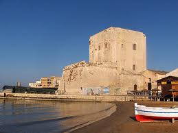 In Sicilia esistono molte torri di vedetta sul mare come questa, la Torre Cabrera, situata a Pozzallo